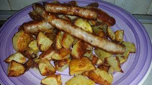 Unite un rametto di rosmarino, qualche foglia di salvia e uno spicchio per abbassare i tempi di cottura potete passare la salsiccia e le mele in padella, con un goccio di acqua e di vino, prima di metterle in forno per una. Salsiccia Luganega E Patate Al Forno Ricetta Di Cuor Di Cucina