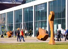 Der schlossplatz ist in unmittelbarer nähe zur. Skulpturenplatz Internationale Messe Fur Klassische Moderne Und Gegenwartskunst