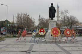 Atatürk'ün dünya da olan bütün büstleri, heykellerini, sokaklarını mi merak ediyorsunuz? Edirne Ataturk Aniti Gecmisten Gunumuze Edirne