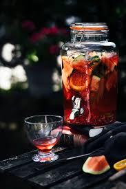 Its orange is unmistakable, a vibrant color that lights up your toasts and adds extra joy to the moment. Das Sommer Trendgetrank Aperol Spritz Sangria Tinastausendschon