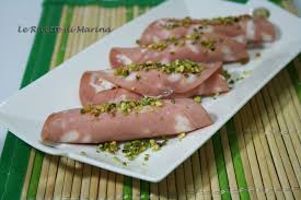 È nel 1661, poi, che le corporazioni dei salaroli e dei lardaroli fecero in modo che a questo salume d'eccellenza fosse attribuita una. Involtini Di Mortadella Con Ricotta E Pistacchio Le Ricette Di Marina