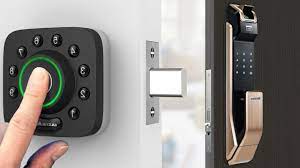 I called the police to help her. so i went to watch tv on my computer. Top 7 Best Smart Door Locks For Your Home Most Safest Smart Lock Youtube