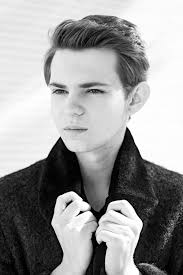Robbie Kay 22 Anos Ator De Once Upon A Time Robbie Kay Robbie Kay Peter Pan Robbie