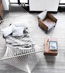 On Adopte Le Hamac A L Interieur En 2020 Hamac Interieur Hamac Decoration Maison