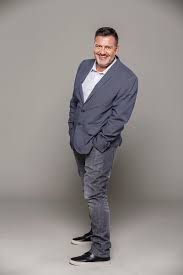 A barátom győzködött, meg tudnánk élni abból, hogy hülye vagyok. Aprilis 1 Jen Hadhazi Laszlo Megszallja A Comedy Centralt Popkult