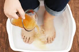 Bien sécher les pieds sans oublier l'espace entre les orteils ! Les Bienfaits D Un Bain De Pieds Au Vinaigre De Cidre