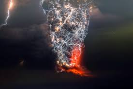 April 29 at 12:05 pm ·. Wulkaniczny Dym W Kleszczach Blyskawic Na Zdjeciu Lowcy Burz Francisco Negroniego Swiatobrazu Pl