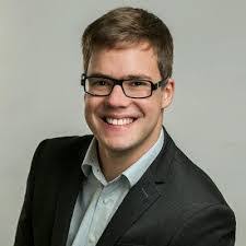 Larissa Voss's Instagram, Twitter & Facebook