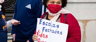 Se as autoridades de saúde da região recomendarem o fecho das escolas, se esta recomendação for aceite pelo governo regional, essa medida terá todo o meu apoio, como têm tido o apoio todas as. Nova York Volta A Fechar Escolas Devido A Aumento Da Circulacao Da Covid 19