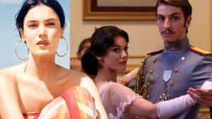 İlişkilerini basından uzak tutmak isteyen çift, çıktıkları tatilde öpüşürken yakalandı. Pinar Deniz Vatanim Sensin Donum Noktamdi Haberler Magazin