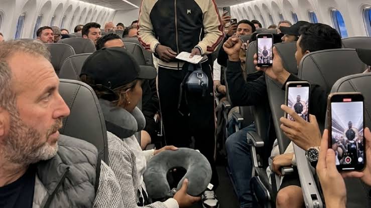 Pasajeros reconocen a Julián Quiñones con aplausos y porras durante un vuelo  comercial - Sinaloahoy