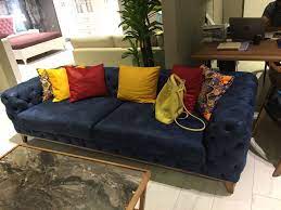 Lacivert iç mekanda kullanımı cesaret isteyen bir renk gibi görünebilir, fakat onu doğru yerde ve doğru renklerle kullanabilirseniz yaşam alanlarınızda peki lacivert dekorasyonda nasıl kullanılmalı? Soru 7 Lacivert Krem Koltuk Takimi Ile Uyumlu Duvar Rengi Ve Hali Onerisi Dekor Ekrani