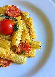 La pasta con fiori di zucca e bottarga è un primo piatto che abbina la delicatezza di fiori al gusto unico della bottarga di tonno! Tortiglioni Al Pesto Di Fiori Di Zucca Con Pomodorini Sogni Dolci E Salati