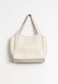 The previous logo of zara featured a simple and elegant watermark with the custom typeface. Zara Tasche Beige