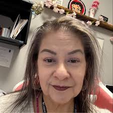 What is the significance of the bee in Bridgerton?