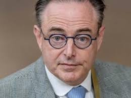 Nieuwe dikke Van Dale is er... met plaatjes