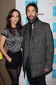 It was announced in march 2010 that she and actor david schwimmer are engaged. Zoe Buckman Layered Cut Zoe Buckman Looks Stylebistro