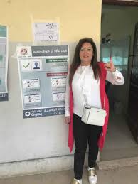 عاشت لفترة من حياتها في الولايات المتحدة الأمريكية مع عائلتها، وعادت إلى مصر لتدرس في كلية السياحة والفنادق، بدأت مشوارها الفني عندما اكتشفها المخرج شريف عرفة وقدمها في دور قصير في فيلم طيور الظلام ثم. Ù†Ù‡Ø§Ù„ Ø¹Ù†Ø¨Ø± ØªÙƒØ´Ù Ù„Ù€ Ø³ÙŠØ¯ØªÙŠ Ù†Øª Ø­Ù‚ÙŠÙ‚Ø© Ø¥Ø¬Ø±Ø§Ø¦Ù‡Ø§ Ø¹Ù…Ù„ÙŠØ§Øª ØªØ¬Ù…ÙŠÙ„ Ø­Ø¯ÙŠØ«Ø§ Ù…Ø¬Ù„Ø© Ø³ÙŠØ¯ØªÙŠ