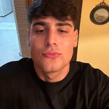 uno che cerca di auto convincersi di essere figo imitando le pose cringe  che il 99% dei ragazzi assumono quando devono farsi una foto ottenendo un  risultato assai patetico..