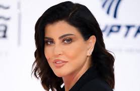 تعرضت الفنانة جومانا مراد، منذ أيام لحملة هجوم شديدة بعد ظهورها للمرة الأولى منذ وفاة ابنتها «ديانا»، مع الفنانة سوزان نجم الدين في أحد المطاعم تضحك وترتدي اللون الأحمر. Ø´ÙØ§Ø¡ Ø§Ù„ÙÙ†Ø§Ù†Ø© Ø¬ÙˆÙ…Ø§Ù†Ø§ Ù…Ø±Ø§Ø¯ ÙˆØ£Ø³Ø±ØªÙ‡Ø§ Ù…Ù† ÙÙŠØ±ÙˆØ³ ÙƒÙˆØ±ÙˆÙ†Ø§ Ø¨ÙˆØ§Ø¨Ø© Ø§Ù„Ø£Ù‡Ø±Ø§Ù…