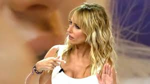 La sorpresa de los colaboradores de 'Fiesta' ante nuevos detalles de un encuentro entre Rocío Flores y Rocío Carrasco: "Se han visto una vez y fue un momento bastante duro"