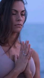 Sentar em silêncio é colocar a casa em ordem , É oferecer atenção a si  mesmo , Perceber-se , Compreender-se , não pelos sentidos ou intelecto ,  Por ser inteiro , Sentar em silêncio é oferecer atenção ...