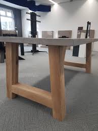 houten onderstel met een betonnen tafel blad betonnen tafel tafel keuken op maat
