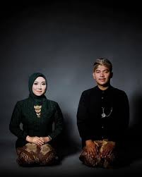 Foto prewedding identik dengan keromantisan dan seringkali mengharuskan pasangan berdekatan, berpegangan tangan, pelukan serta adegan yang mesra lainnya. 10 Inspirasi Foto Prewedding Hijab Terbaik Tren 2021
