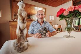 Heistenaar Dirk Ceulemans (69) bundelt online schrijfsels in De  Stokstaartversjes: “Poëzie kan toegankelijk en vrolijk zijn”  (Heist-op-den-Berg)