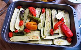 Paprika waschen, entkernen und grob würfeln. Ofengemuse Ofenkartoffeln Quark Joghurt Dip Schnippelboy