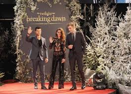O parte a adaptării dawn, care este a patra transa din franciza filmului twilight, bazat pe romanele de meyer stephenie fiind urmat de saga amurg: Breaking Dawn Part 2 Premiere Twilight Twilight Saga Breaking Dawn