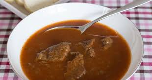 Rindsgulasch Klassisches Gulasch Rezept Mit Selbstgemachten Brot Rezept Rindsgulasch Gulasch Rezepte Rezepte