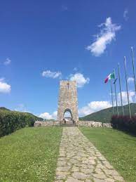 Qui infatti il 12 agosto del 1944 le ss uccisero brutalmente 560 persone, tra cui molti bambini. Monumento Ossario Immagine Di Sant Anna Di Stazzema Tripadvisor