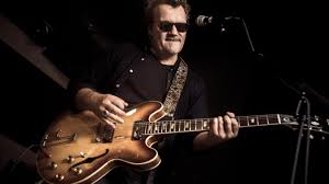 Je travaille beaucoup l'instrument et l'harmonie. Axel Bauer Revisitera Trente Cinq Ans De Carriere Rock Samedi Soir