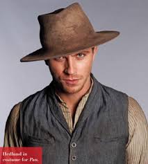 Garrett Hedlund Como James Hook Garretthedlund Pan Panmovie Peterpan Gancho Levimiller Hughjackman Roon Garrett Hedlund Levi Miller Garrett Hedlund Pan