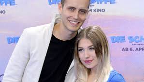 Bibi, julian , timo und ich waren bisschen einkaufen für challenges und hatten vieeeel viel spaß dabei haha ! Bianca Bibi Classen Zweite Hochzeit Mit Julian Sie Probiert Brautkleider An Fur Unter 20 Euro Bunte De