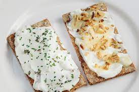 Quark mit etwas salz und essig verrühren, bis eine cremige konsistenz erreicht wird. Schnelles Fruhstuck Quark Mit Honig Und Walnussen Oder Krautern Foodblog Rezepte Furs Fruhstuck Mittag Und Abendbrot