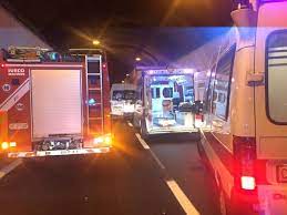 Traffico in tilt sull'a10, anche un'ambulanza come facilmente prevedibile, la situazione di tilt del traffico autostradale e non solo in direzione. Spotorno Sulla A10 Traffico Paralizzato Per Un Incidente Stradale Foto Photogallery