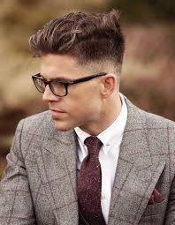 Idee Coiffure Description Coupe Homme Degrade Progressif Bas Sur Les Cotes Et Meches Sur Le Dessus Avec C Mens Haircuts Fade Haircuts For Men Mens Hairstyles