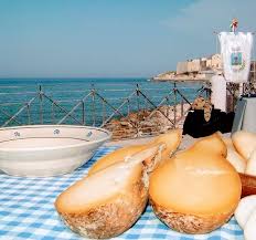 Una volta appeso il caciocavallo sulla brace, bisogna attendere che questo inizi a diventare rosso scuro man mano che il caciocavallo si scioglie e si consuma, questo andrà avvicinato alla brace. Il Caciocavallo Podolico Il Re Dei Formaggi Pugliesi