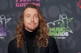 Carla bruni, louane, amir, julien doré, patrick fiori, gad elmaleh, patrick sébastien et bilal hassani s'apprêtent à découvrir une chanson, liée à un moment important de leur vie, revue et corrigée par un autre artiste. Nrj Belgique La Chanson Secrete Julien Dore Emu Aux Larmes Grace A Louane