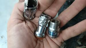 Cara membuka dgn mengumpil bahagian logo tayar,dengan spanar yg diberi buka skru tersebut. Nat Tayar Kereta X Boleh Bukak Dan Patah