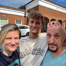 How does the game decide hunt contracts?