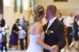 Dabei wird lautstark geschirr oder keramik zerschlagen, denn scherben bringen glück. Corona Verordnung In Baden Wurttemberg Brautpaar Darf Nun Auf Eigener Hochzeit Tanzen Die Gaste Nicht Baden Wurttemberg Stuttgarter Nachrichten