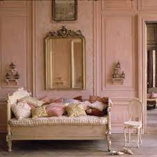 Toutes Nos Inspirations Pour Voir La Vie En Rose Chez Soi Gilded Furniture Home Decor Pink Decor