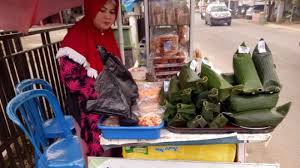 Rabu, 10 februari 2021 15:57. Alasan Pedagang Apam Barabai Pilih Jualan Di Pinggir Jalan Ketimbang Di Pasar Banjarmasin Post