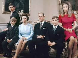 A kisfiú reakciója erzsébet királynő megjelenésére és közeledésére önmagáért beszél. Royal Sztorik Kiralyi Kronikak