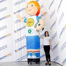 Купить надувную фигуру мальчик - школьник с машущей рукой