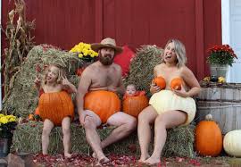 Family's pumpkin portraits are f*@#en mint