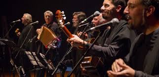 kilapaˈʝun) are an instrumental and vocal folk music band from chile, one of the longest lasting and most influential. Quilapayun Festeja 50 Anos De La Cantata Santa Maria De Iquique Diario Y Radio U Chile